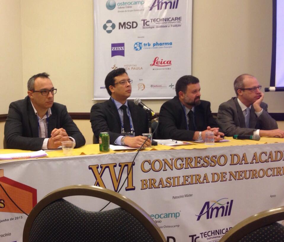 Dr. Bernardo de Monaco em mesa do XVI Congresso da Academia Brasileira de Neurocirurgia - Módulo de Neurocirurgia Funcional. Destaque na ponta direita da mesa Prof. André Machado, da divisão de neurocirurgia funcional da Cleveland Clinic (EUA).